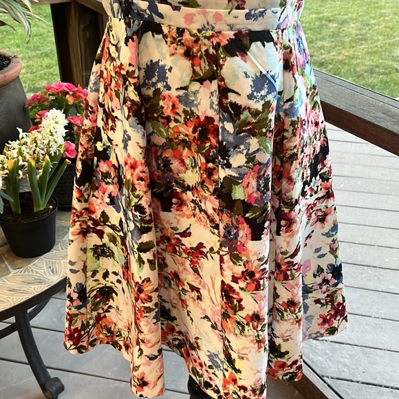 Gabby Skye floral dress sized 6 - Picture 3 of 4